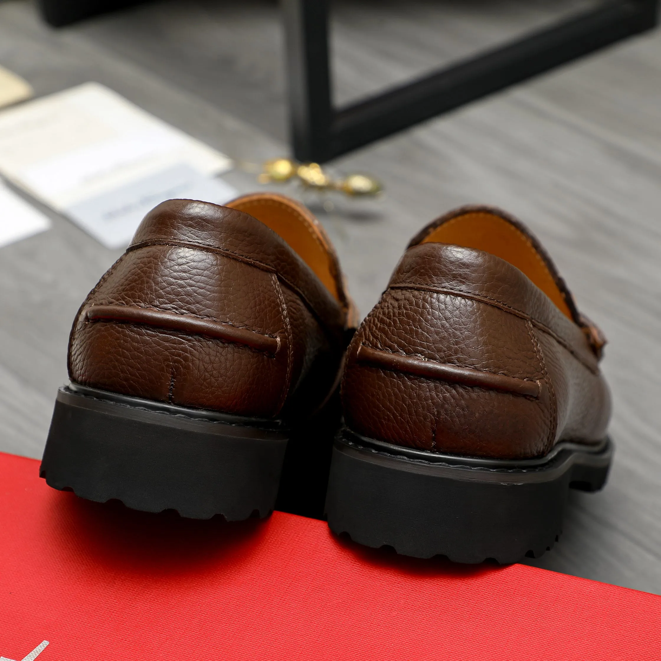 Men's shoes 💰442 Product trademark: Ferragamo "Ferragamo" business formal leather shoes Regular size: 38-46 (45.46 is custom-made and non-returnable) Product materials: Selected pebbled cowhide upper, cowhide lining, non-slip rubber outsole